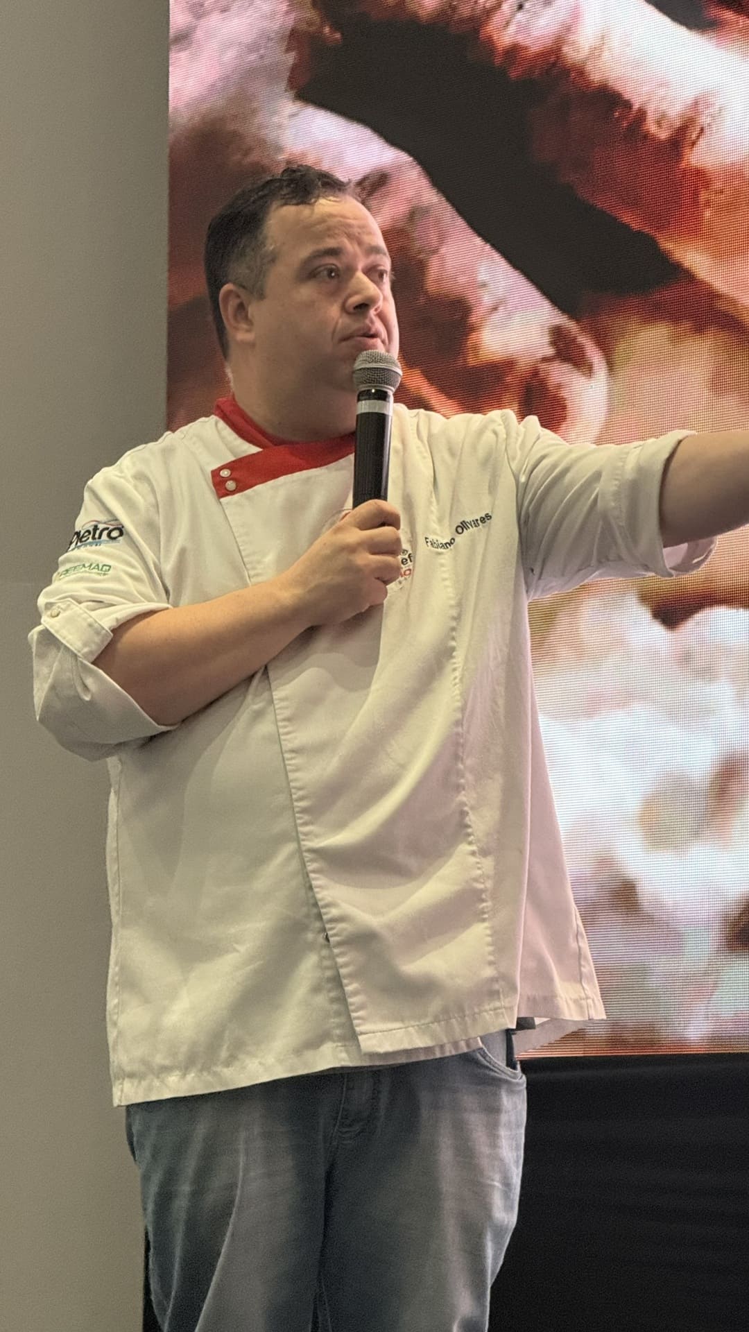 Chef Fabiano Olivares no palco do Santa Maria Food